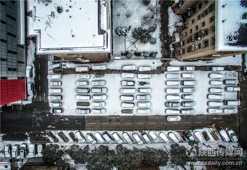 1月27日，大雪再次讓古城西安變的銀裝素裹，城裏城外又有一番別樣的景色。記者 劉強攝_fororder_SXRB201801290754000069350354716