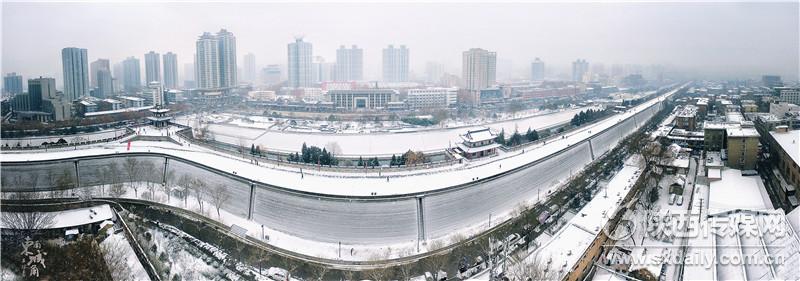1月27日，大雪再次讓古城西安變的銀裝素裹，城裏城外又有一番別樣的景色。記者 劉強攝_fororder_SXRB201801290754000053778380569