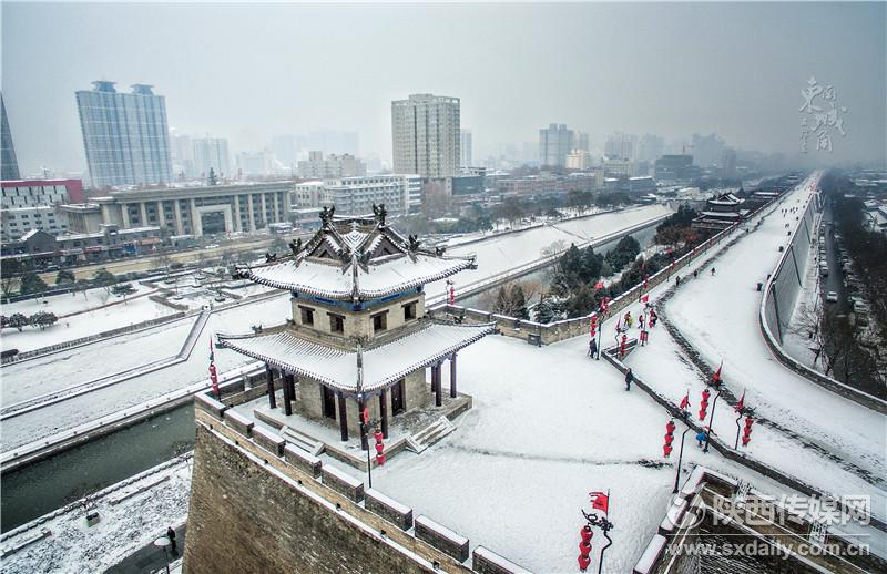 1月27日，大雪再次讓古城西安變的銀裝素裹，城裏城外又有一番別樣的景色。記者 劉強攝_fororder_SXRB201801290754000057777926474