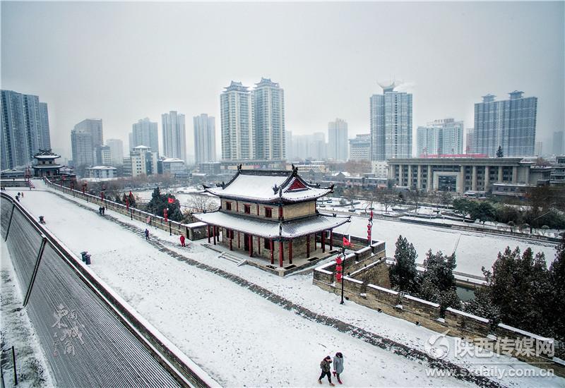 1月27日，大雪再次讓古城西安變的銀裝素裹，城裏城外又有一番別樣的景色。記者 劉強攝_fororder_SXRB201801290754000055795569025