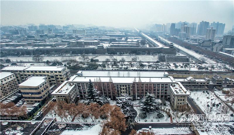 1月27日，大雪再次讓古城西安變的銀裝素裹，城裏城外又有一番別樣的景色。記者 劉強攝_fororder_SXRB201801290754000050476430038