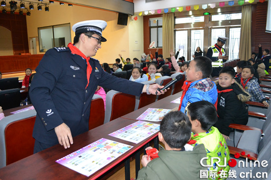 已過審【法制安全】巴南交巡警進校園 送上寒假“交通安全大禮包”