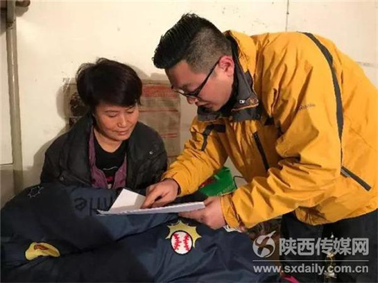 據了解，為進一步支持貧困戶發展産業，擴寬增收渠道，灃西新城大力推進金融扶貧，積極與光大銀行合作，採取銀行+企業+貧困戶+扶貧辦的模式，充分徵求貧困戶意見的基礎上，灃西新城開發建設（集團）有限公司與中國光大銀行股份有限公司咸陽分行、灃西新城在冊貧困戶、灃西新城扶貧辦簽訂《灃西新城精準扶貧四方服務協議》，按照每戶最高5萬元額度、6%比例為貧困戶分紅，最終與轄區363戶在冊貧困戶簽訂協議。根據協議，貧困戶每年最多可增加收入3000元，並在灃西新城的監督下，分季度直接支付給貧困戶。（記者 吳凱哲）_fororder_微信圖片_20180129144040