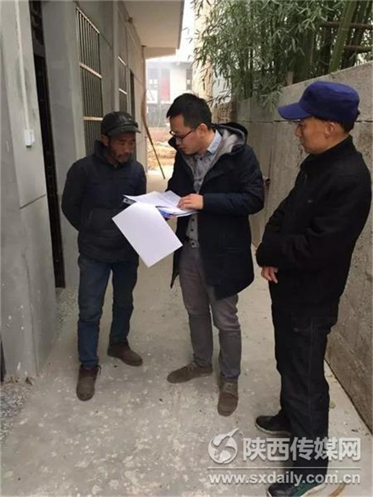 據了解，為進一步支持貧困戶發展産業，擴寬增收渠道，灃西新城大力推進金融扶貧，積極與光大銀行合作，採取銀行+企業+貧困戶+扶貧辦的模式，充分徵求貧困戶意見的基礎上，灃西新城開發建設（集團）有限公司與中國光大銀行股份有限公司咸陽分行、灃西新城在冊貧困戶、灃西新城扶貧辦簽訂《灃西新城精準扶貧四方服務協議》，按照每戶最高5萬元額度、6%比例為貧困戶分紅，最終與轄區363戶在冊貧困戶簽訂協議。根據協議，貧困戶每年最多可增加收入3000元，並在灃西新城的監督下，分季度直接支付給貧困戶。（記者 吳凱哲）