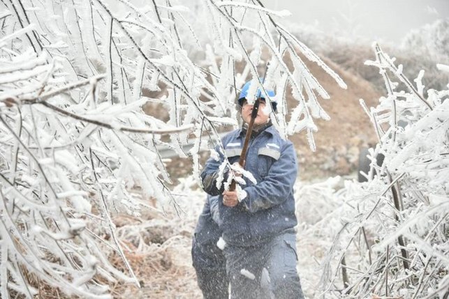 【焦點圖】南方電網廣西公司及時採取措施消除線路覆冰 【焦點圖】南方電網廣西公司及時採取措施消除線路覆冰