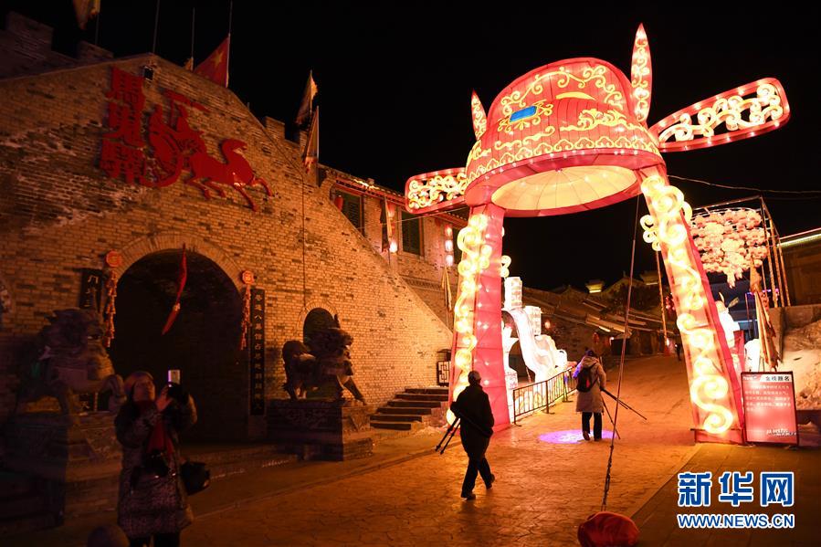 河南陜州地坑院流光溢彩迎新年