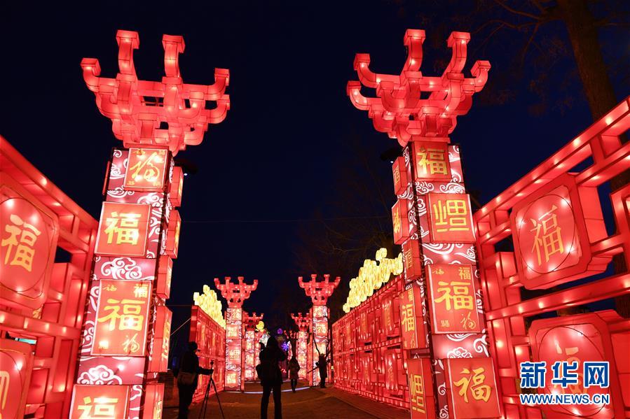 河南陜州地坑院流光溢彩迎新年