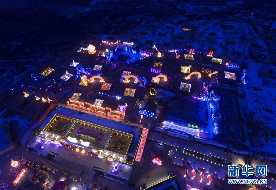 河南陜州地坑院流光溢彩迎新年
