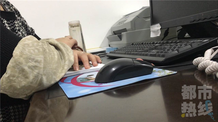 【今日看點 +三秦大地 西安+移動列表】西安一街辦工作人員上班網購 群眾辦事不理睬