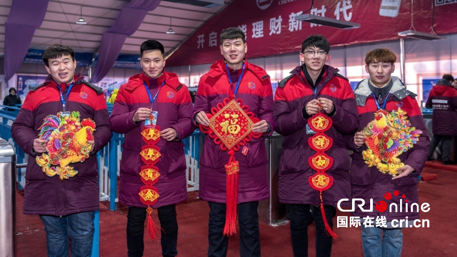 【媒體走基層 圖片報道】嚴寒中的堅守 “冰雪英雄”鑄就春晚視覺盛宴