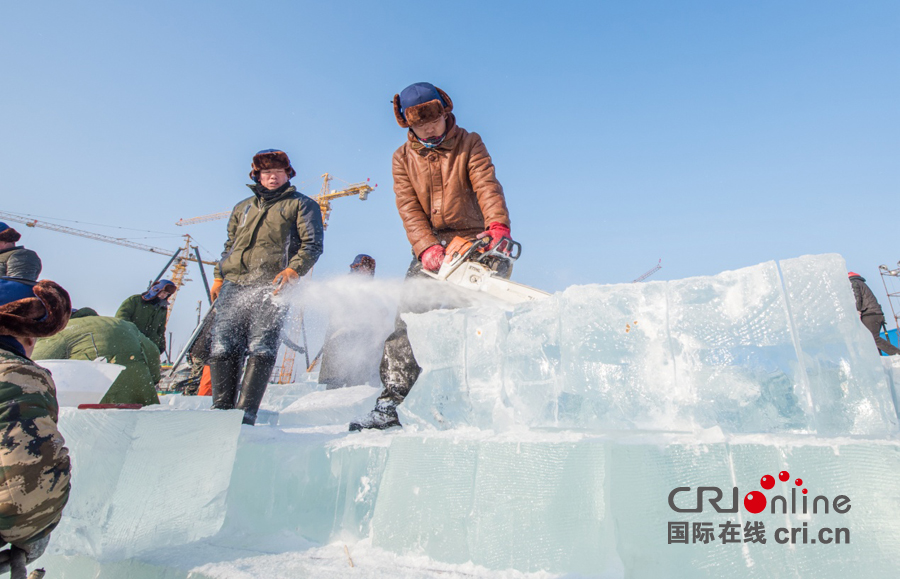 【媒體走基層 圖片報道】嚴寒中的堅守 “冰雪英雄”鑄就春晚視覺盛宴