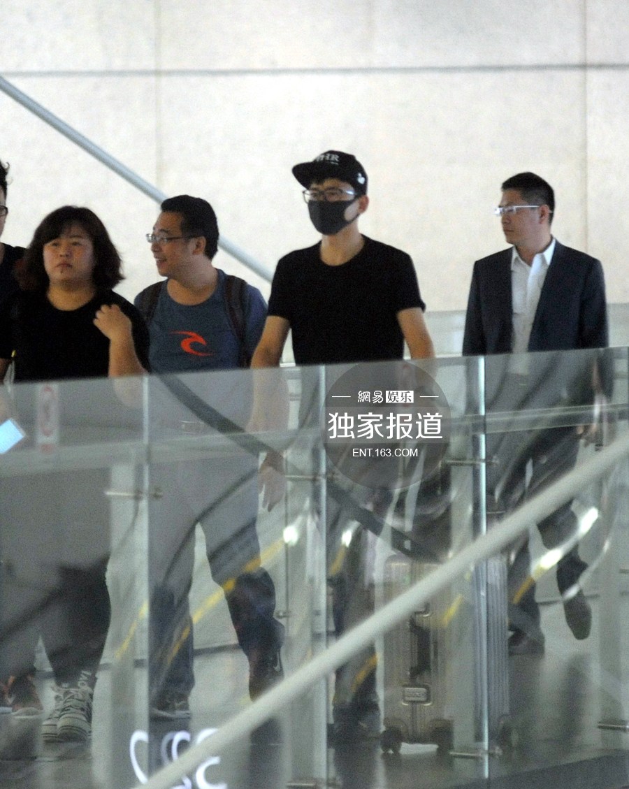 張傑謝娜分頭現身機場 豪車接駕氣派
