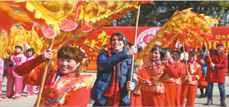 【文化 顯示圖在稿件最下方+國際范  顯示圖在稿件最下方】外國友人在中國鄉村體驗民俗