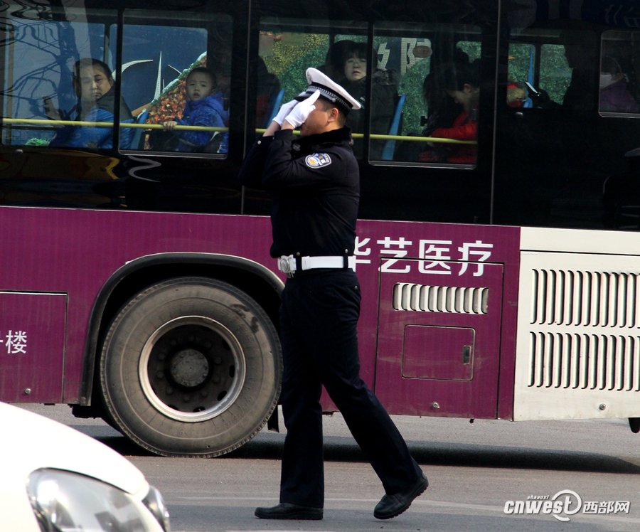 （待審）【焦點圖 顯示圖在稿件最下方+輪播大圖 顯示圖在稿件最下方】西安72名交警上路比賽執勤 女警花颯爽英姿引讚嘆