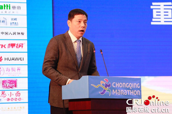 圖片默認標題_fororder_(2)重慶市體育局副局長張欣做賽事新聞發佈_副本