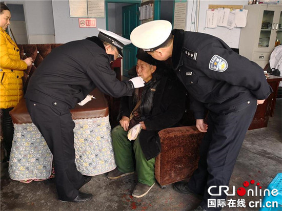 已過審【社會民生】八旬老人摔倒公路邊 民警暖心及時救助