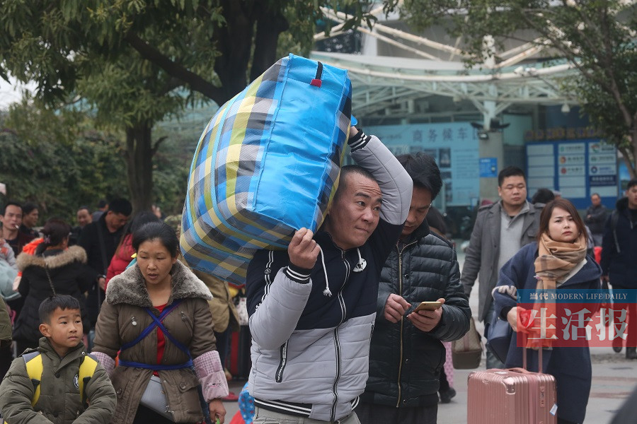 【焦點圖】扛在肩膀上的回家路：肩挑背扛 歸家情重