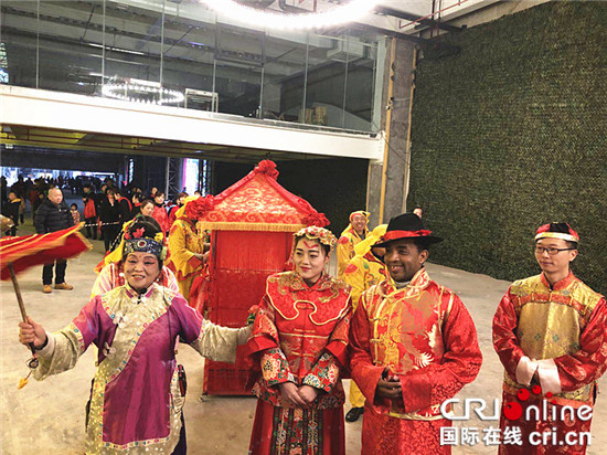 已過審【CRI專稿 圖文】涪陵紅酒小鎮上演傳統婚俗表演