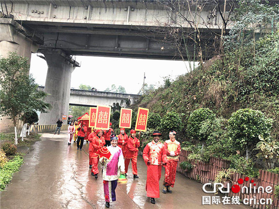 已過審【CRI專稿 圖文】涪陵紅酒小鎮上演傳統婚俗表演