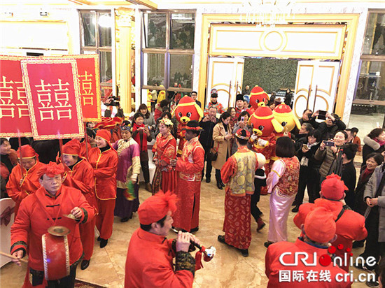 已過審【CRI專稿 圖文】涪陵紅酒小鎮上演傳統婚俗表演