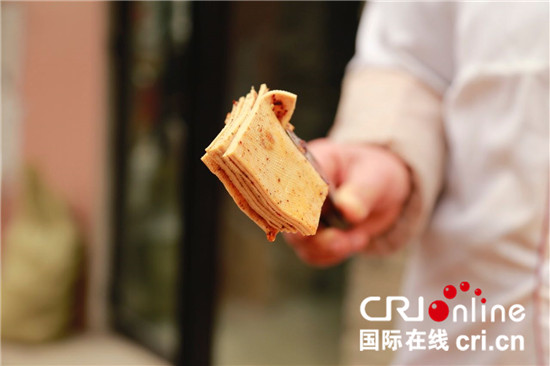 已過審【CRI專稿 列表】磁器口傳統千張技藝上榜重慶最受歡迎非遺50強【內容頁標題】磁器口傳統千張技藝上榜重慶最受歡迎非遺50強 手藝傳承人曾是護士