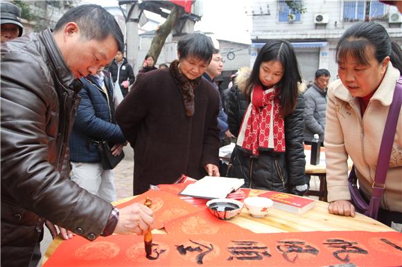 【區縣聯動】【江津】江津區李市鎮：書法志願者為基層群眾送“福”【區縣聯動】江津李市鎮志願者為群眾送“福”