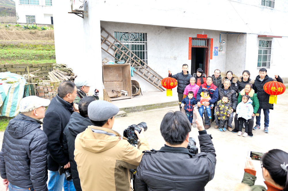 【焦點圖】【媒體走基層專題 焦點圖】村民喜拍“全家福”