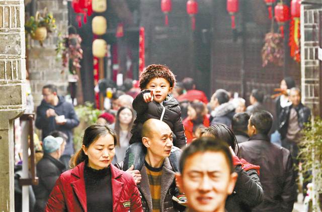 假日第五天 重慶都市旅遊和古鎮旅遊人氣旺