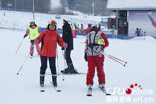 圖片默認標題_fororder_550圖二：在長白山國際度假區滑雪的遊客。攝影 李鵬