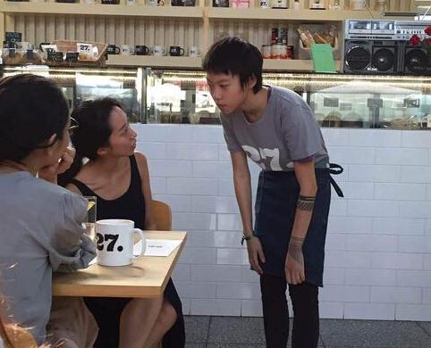 竇靖童咖啡店打工 竇靖童到李亞鵬的咖啡店打工