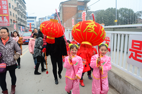 【區縣聯動】【梁平】梁平區：幼兒園師生家長上街頭 親子活動鬧新春【區縣聯動　列表】梁平區：幼兒園開展親子活動鬧新春