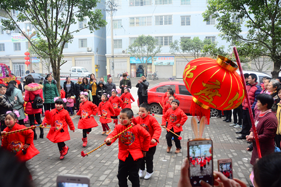 【區縣聯動】【梁平】梁平區：幼兒園師生家長上街頭 親子活動鬧新春【區縣聯動　列表】梁平區：幼兒園開展親子活動鬧新春