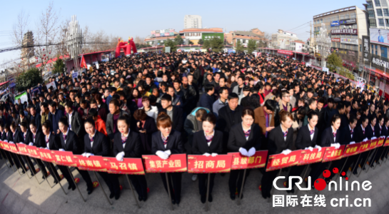 陜西周至：兩萬群眾喜趕就業扶貧勞務集_fororder_QQjietu20180226094140