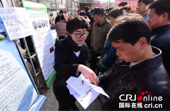 陜西周至：兩萬群眾喜趕就業扶貧勞務集