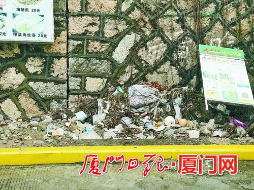【法治 主推】【滾動新聞】【地市 廈門】(摘要：記者來到廈大芙蓉隧道出口黃女士所説的自行車棚附近。發現設置在一處斜坡石壁下的紫色車棚已微微泛白，十幾輛自行車歪歪斜斜地停在棚內，一旁寫有“自行車出租”的廣告牌倒在地上。走近一看，車把手、座椅上都覆蓋了一層灰，車身銹跡斑斑，車輪裏還有不少零食包裝袋和紙杯。)廈大芙蓉隧道出口自行車棚無人管 人行道垃圾成堆