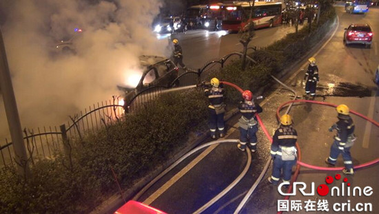 已過審【法制安全】轎車自燃阻礙交通 沙坪壩消防火速前往處置