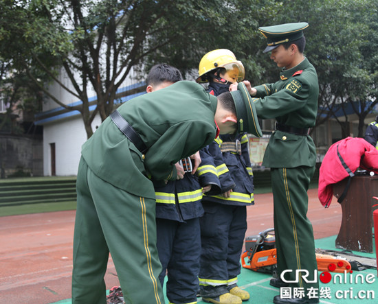 已過審【法制安全】萬盛消防進校園 上好開學“消防第一課”