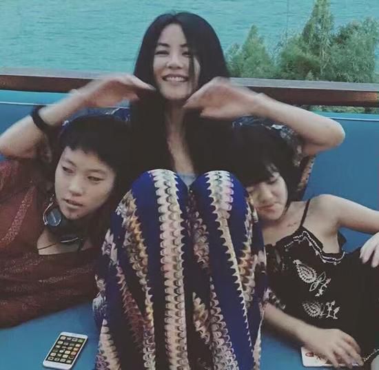 幸福！王菲慶47歲生日竇靖童李嫣依偎左右