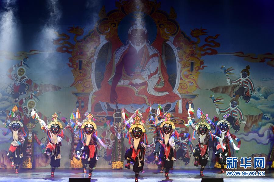 “南木特”藏戲《唐東傑布》在拉卜楞寺所在地上演