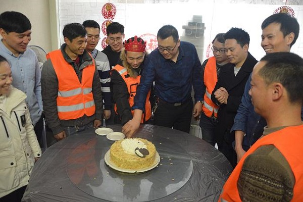 中建三局安裝工程有限公司與一線工友共度元宵佳節