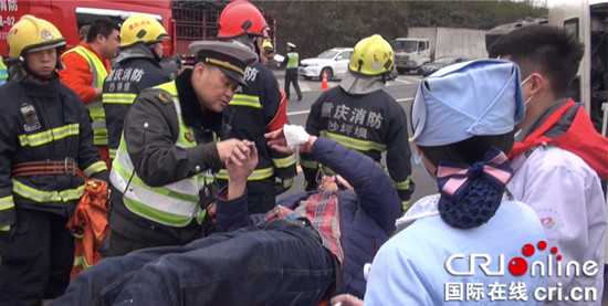 【法制安全】小貨車高速路側翻 沙坪壩消防火速救援