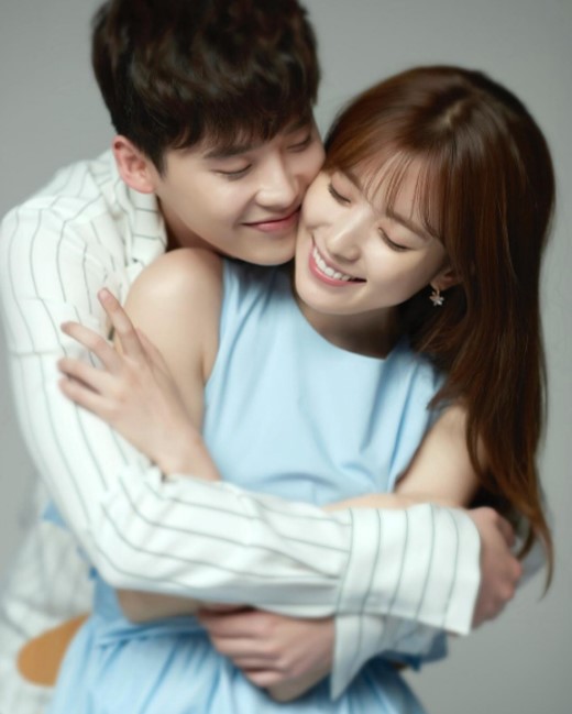 《W-兩個世界》有愛瞬間盤點 李鐘碩韓孝周“一言不合就kiss”【組圖】