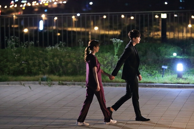 《W-兩個世界》有愛瞬間盤點 李鐘碩韓孝周“一言不合就kiss”【組圖】