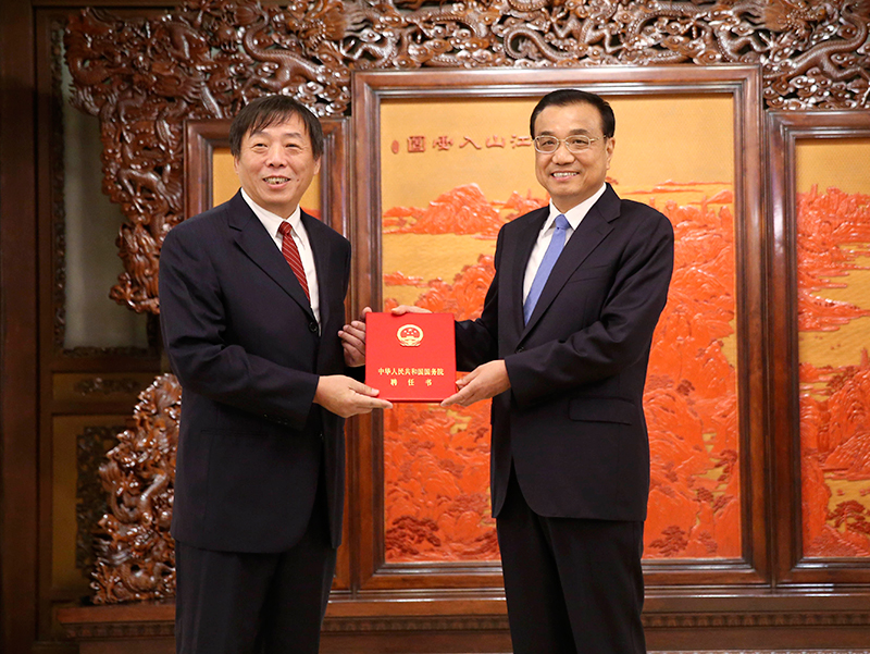 李克強向新聘國務院參事、中央文史研究館館員頒發聘書並與全體參事館員座談