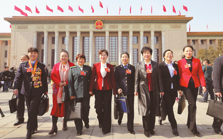 連日來，出席十三屆全國人大一次會議的我省代表團女代表們在北京忠誠履職盡責，為國家發展貢獻才智，展現了時代女性的風采。記者 宋紅梅攝_fororder_lianghui