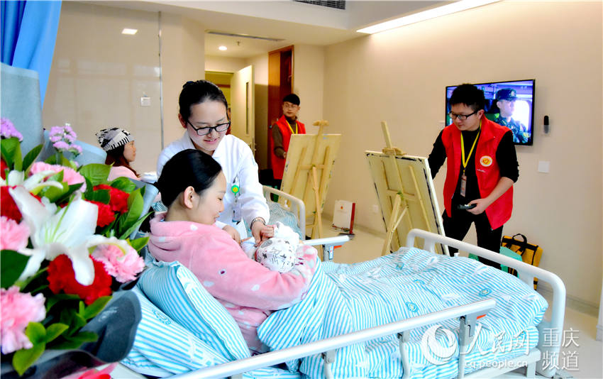 【聚焦重慶】重慶：志願者為母子繪畫送節日祝福