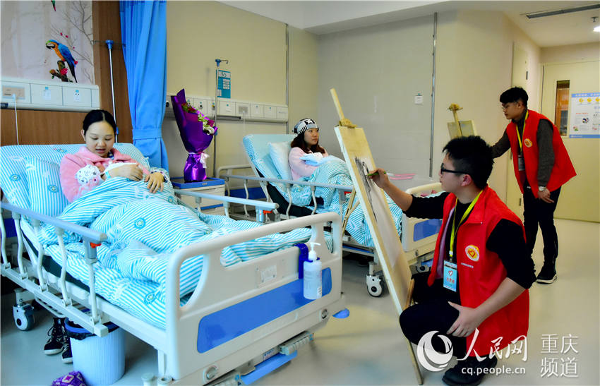 【聚焦重慶】重慶：志願者為母子繪畫送節日祝福