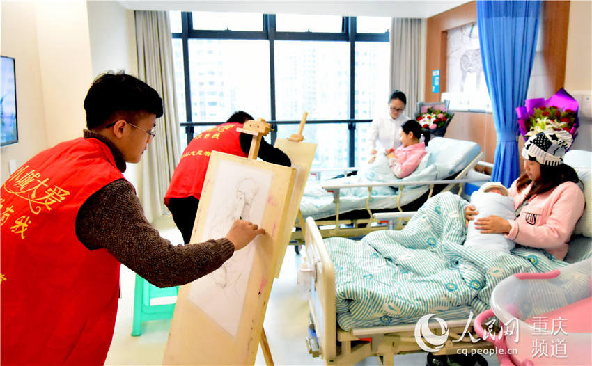 【聚焦重慶】重慶：志願者為母子繪畫送節日祝福