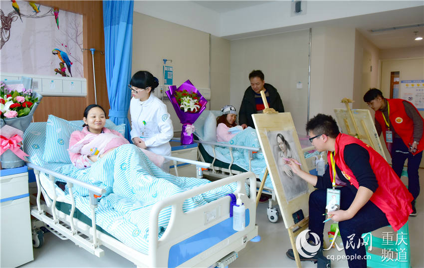 【聚焦重慶】重慶：志願者為母子繪畫送節日祝福