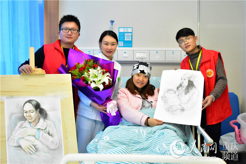 【聚焦重慶】重慶：志願者為母子繪畫送節日祝福